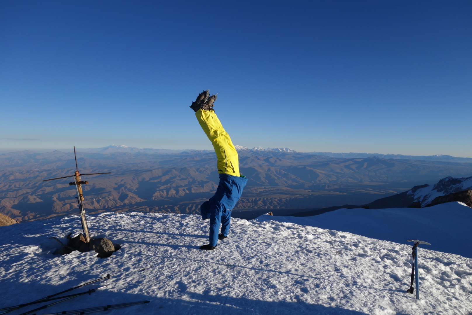 Sascha Schmunk Handstand am Gipfel